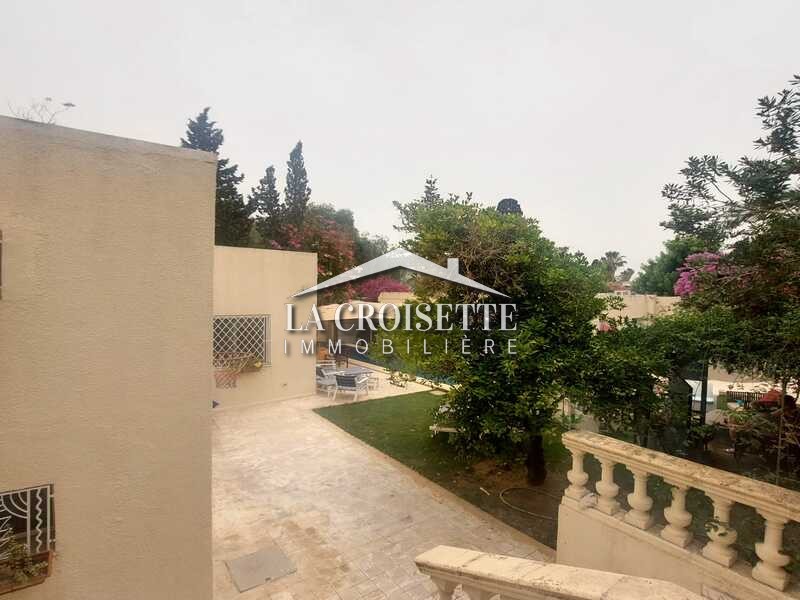 Villa plain pied meublée S+3 avec piscine à Carthage